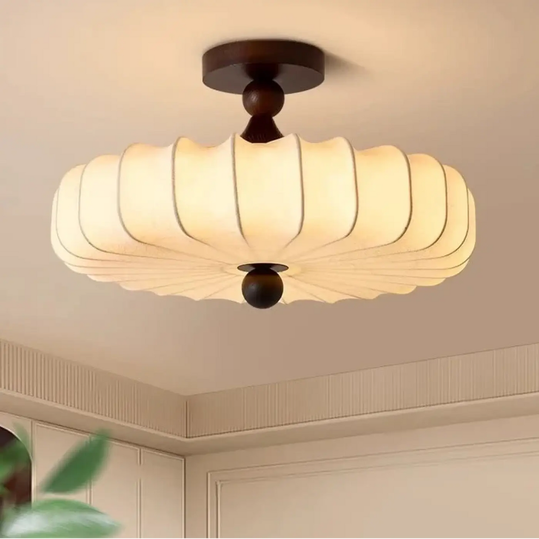 Luminaire plafonnier rubana avec abat-jour plissé ton chaud et fixation en bois foncé charme doux japandi