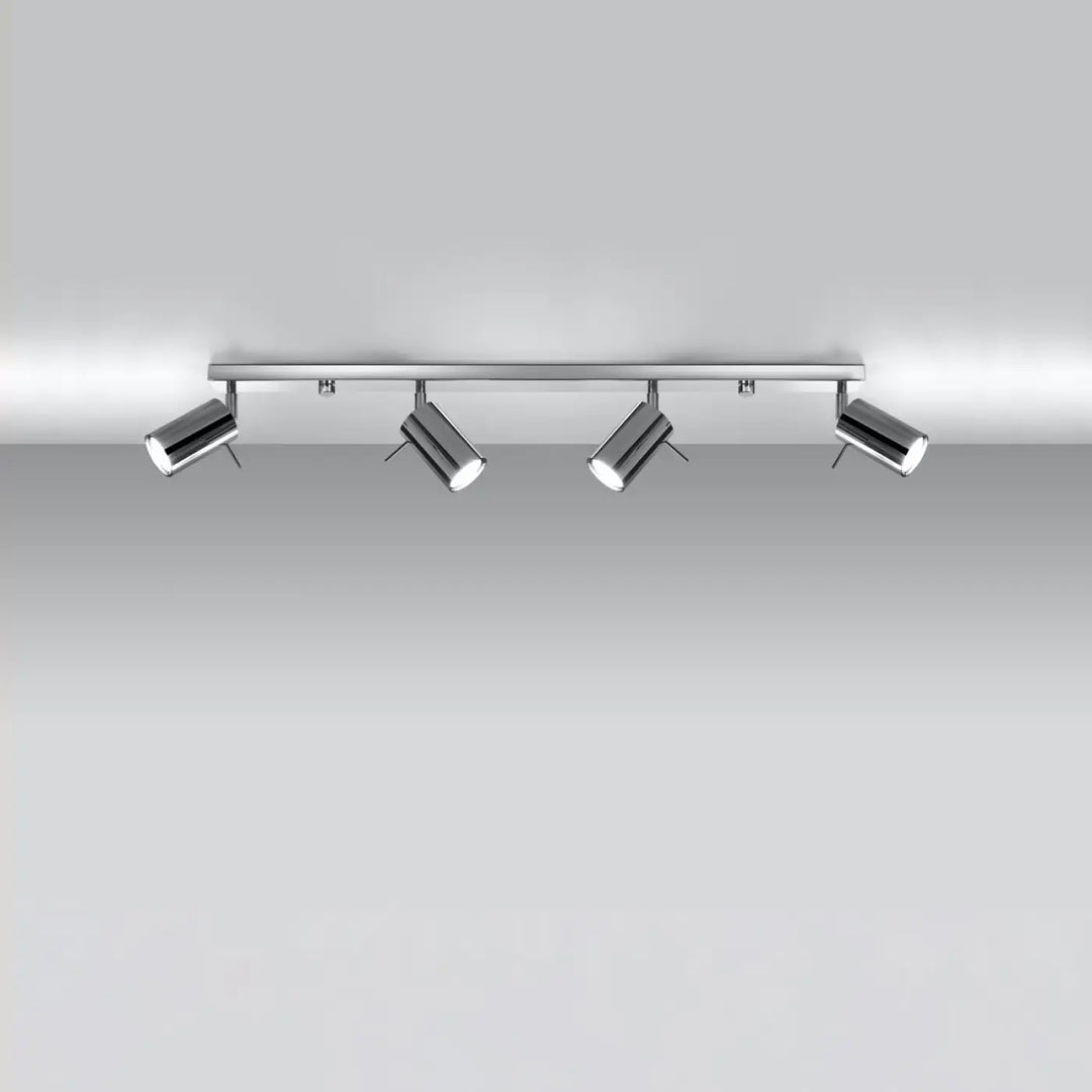 Luminaire plafonnier ring 4l chrome avec quatre spots ajustables pour une ambiance intérieure chaleureuse en demi-obscurité