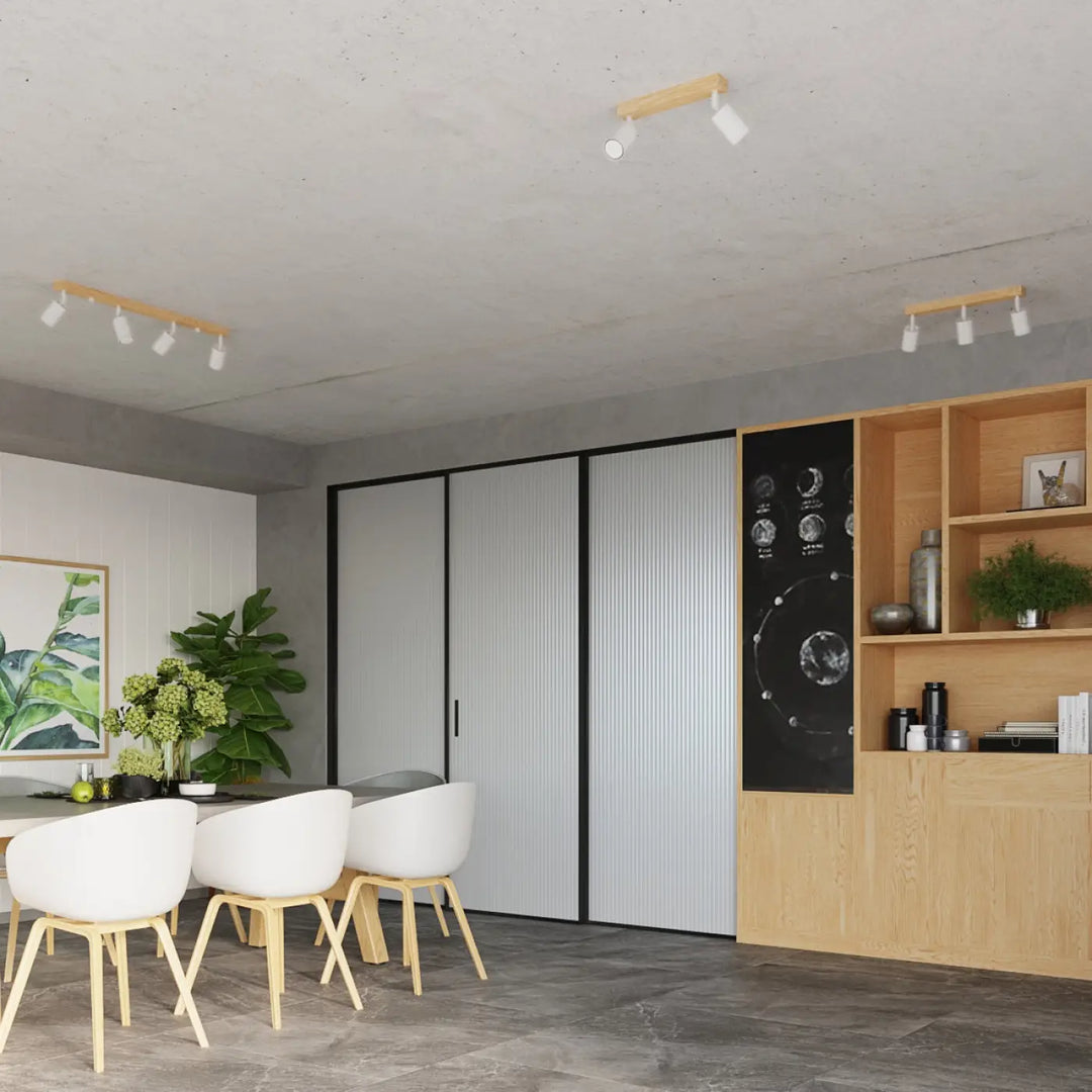 Plafonnier verdo 4 design moderne en bois avec têtes de lampe blanches monté sur plafond en béton