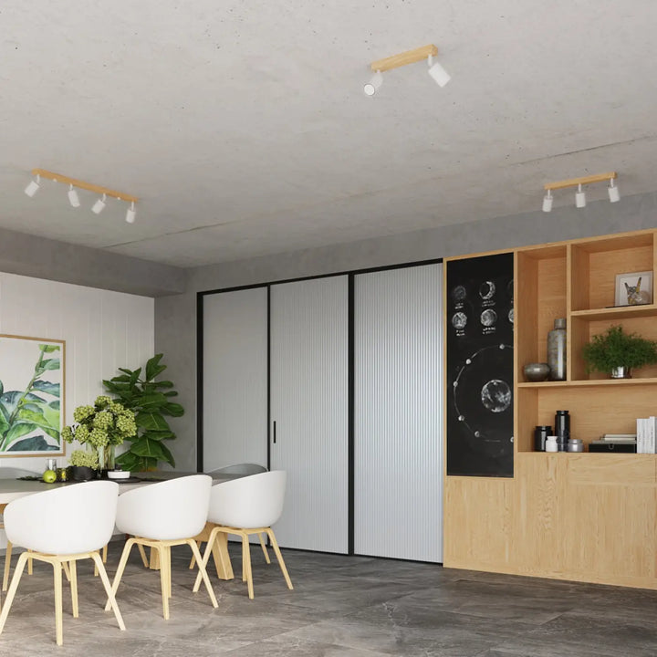 Plafonnier verdo 4 design moderne en bois avec têtes de lampe blanches monté sur plafond en béton