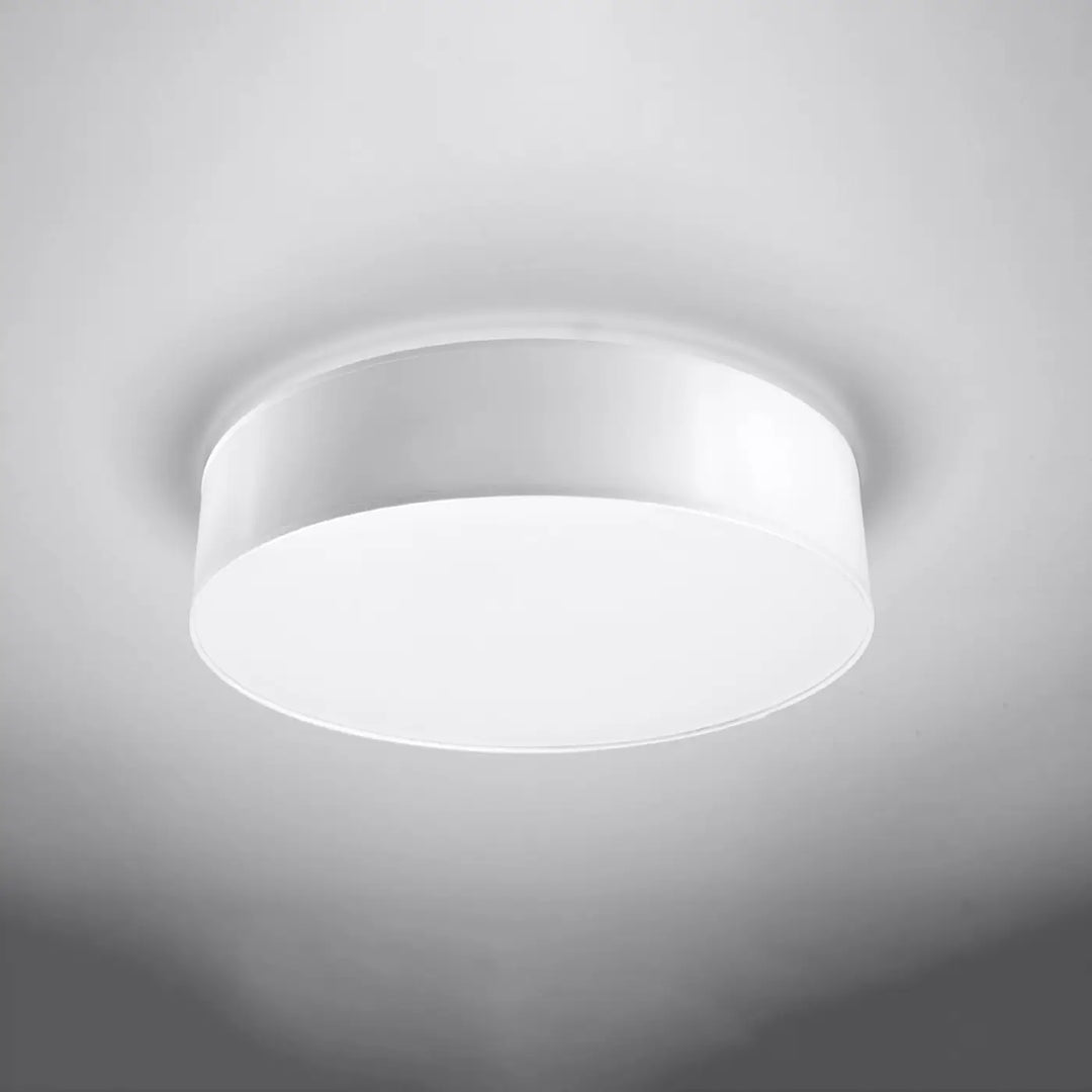 Luminaire plafonnier blanc éteint, vue rapprochée