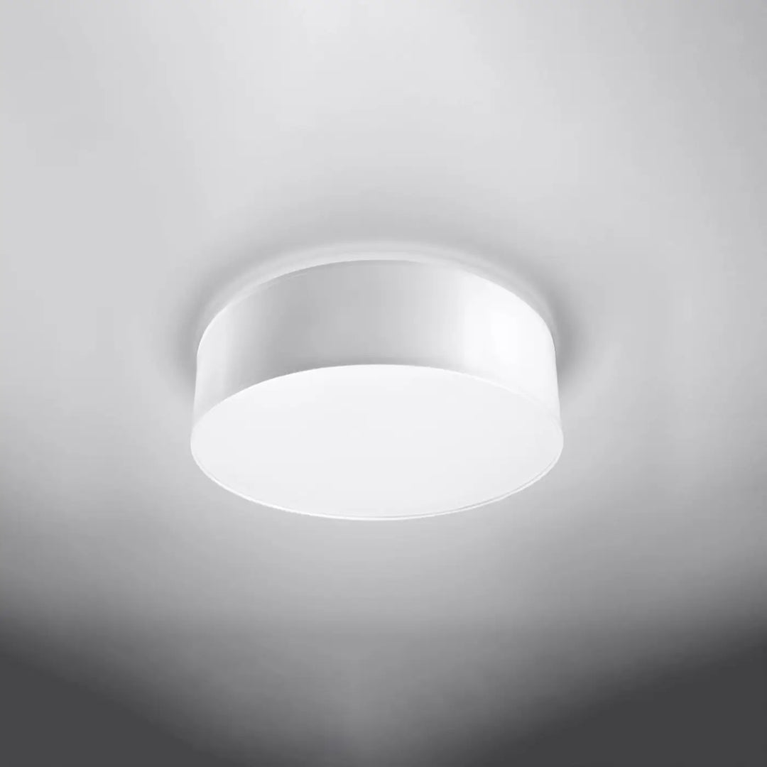 Luminaire plafonnier blanc éteint, vue rapprochée