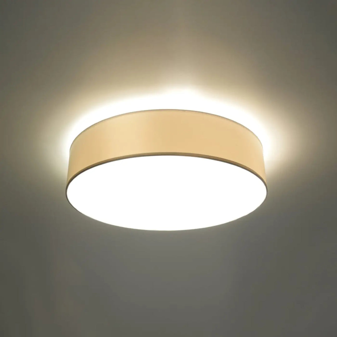 Luminaire plafonnier blanc allumé, vue rapprochée