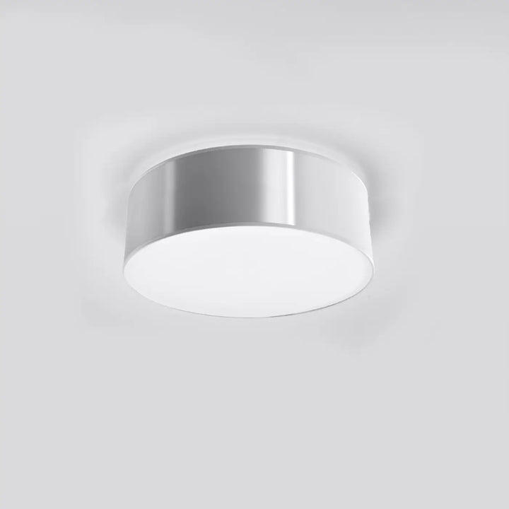 Luminaire plafonnier gris éteint, vue rapprochée