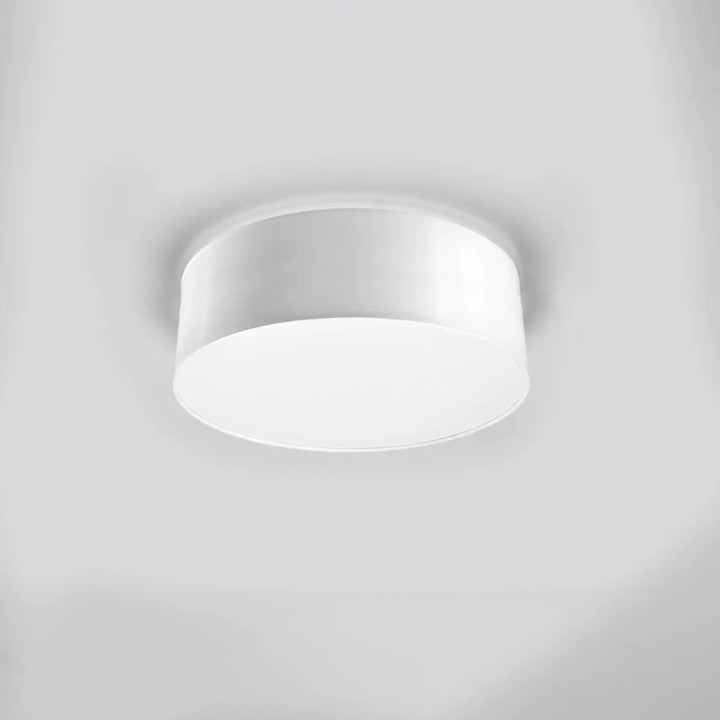 Luminaire plafonnier blanc éteint, vue rapprochée