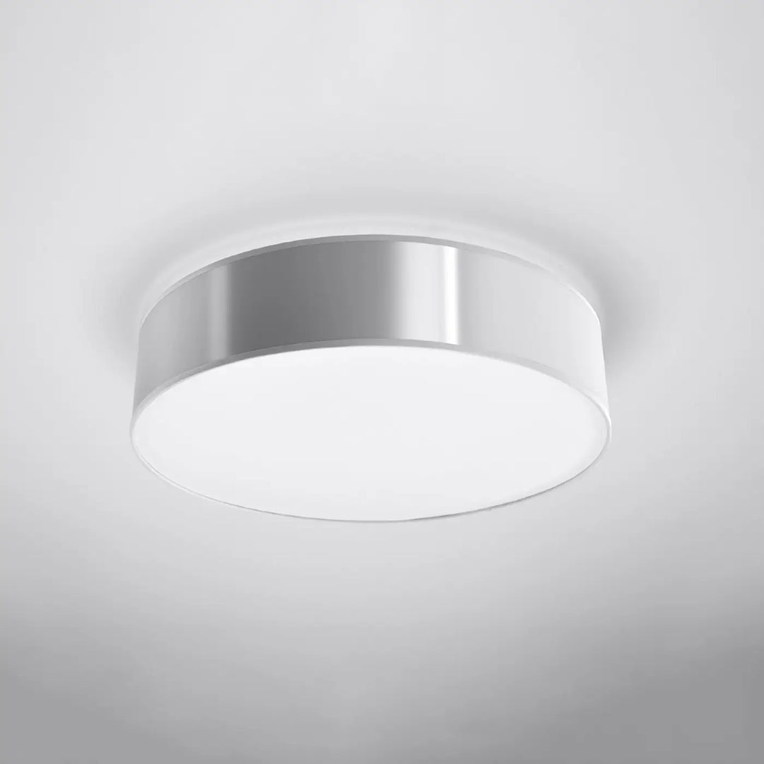 Luminaire plafonnier gris allumé, vue rapprochée