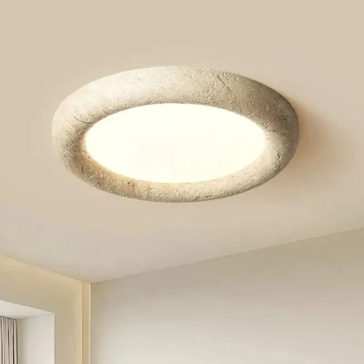 Luminaire plafonnier rond blanc en travertin au style épuré