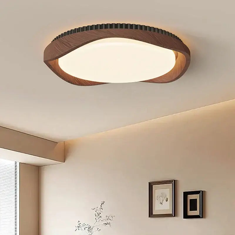 Luminaire plafonnier rond effet bois marron au design naturel