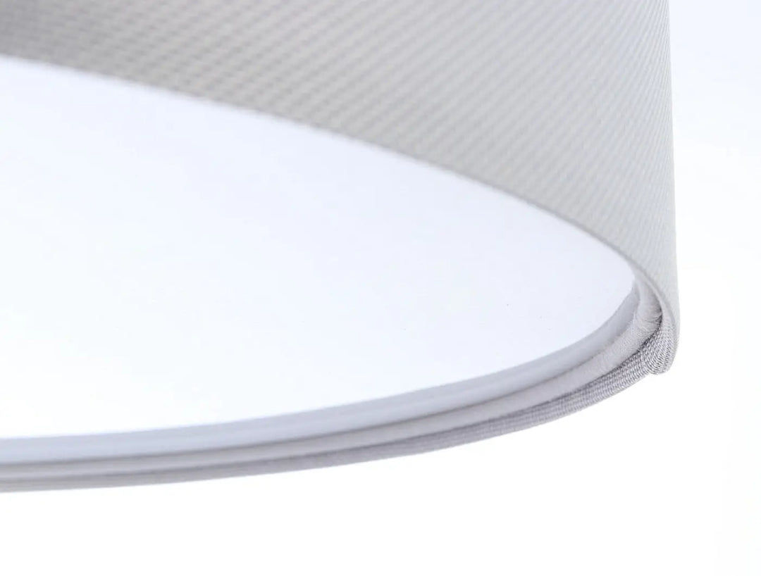Luminaire plafonnier rond en tissu gris clair avec abat-jour texturé en tissu off-white aux bords soigneusement cousus
