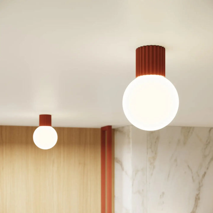 Plafonnier lampe halo rouge ochra avec base cylindrique cannelée et sphère laiteuse en verre pour bureau décorative