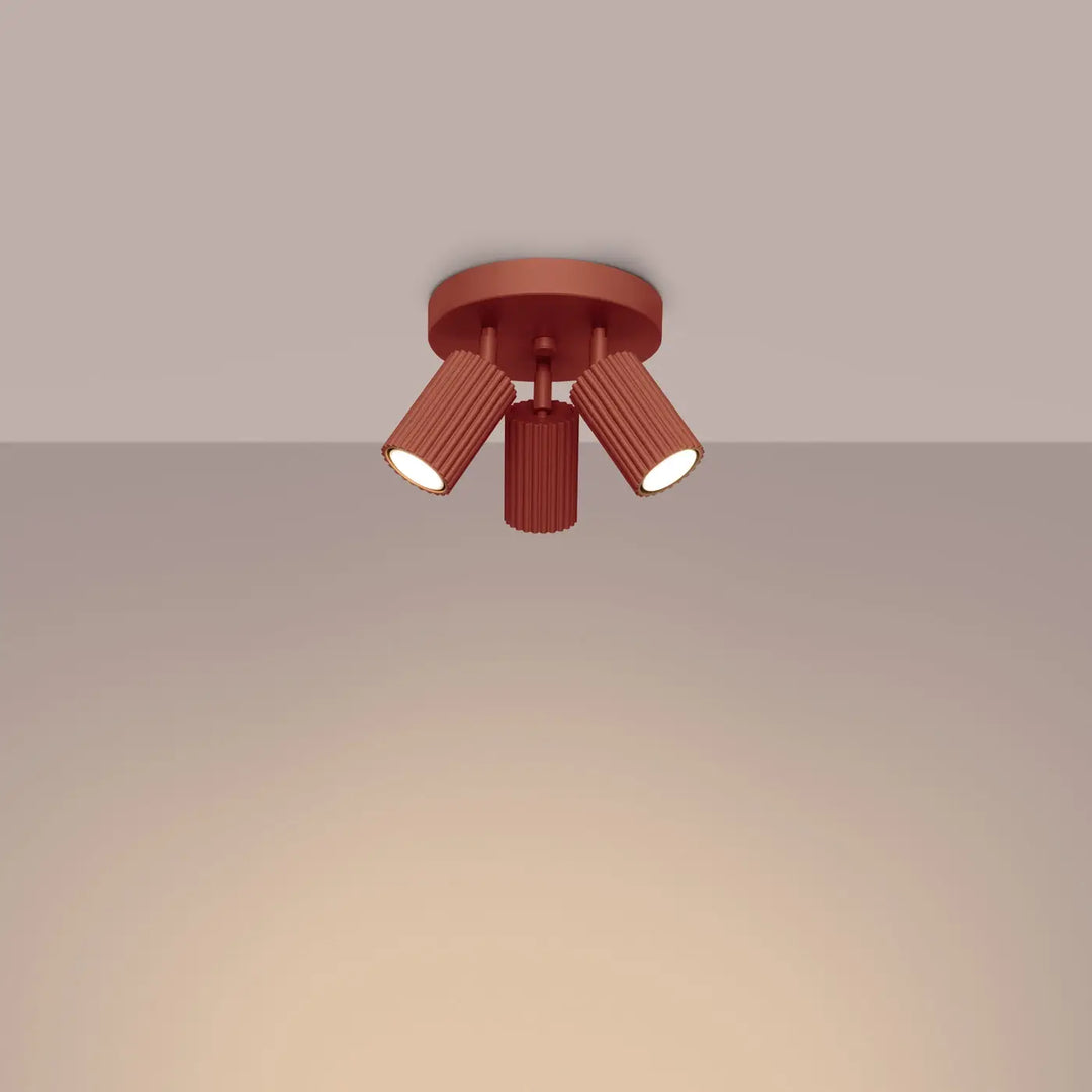 Plafonnier karbon rouge ocre en métal avec trois ampoules gu10 interchangeables au design minimaliste ajustable