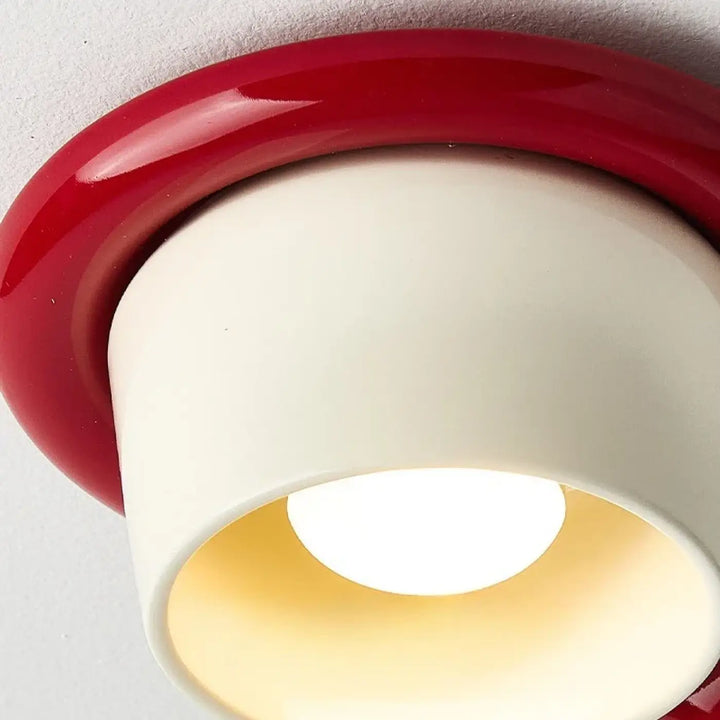 Luminaire plafonnier anny en rouge et crème avec finition brillante recessée pour un plafonnier style rétro