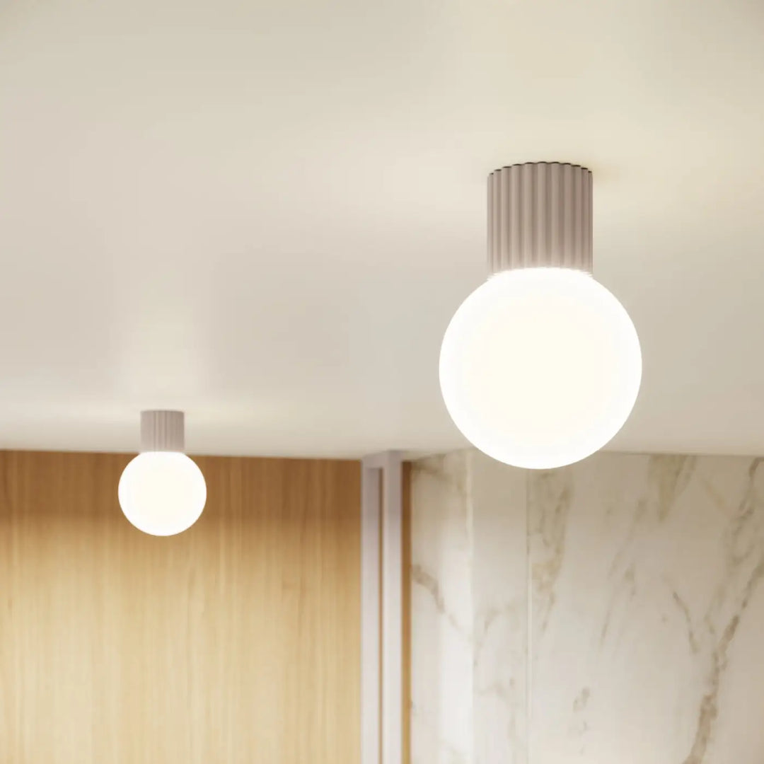 Luminaire plafonnier halo taupe avec sphère laiteuse en verre dépoli et base en métal gris mat rainurée pour bureau décorative