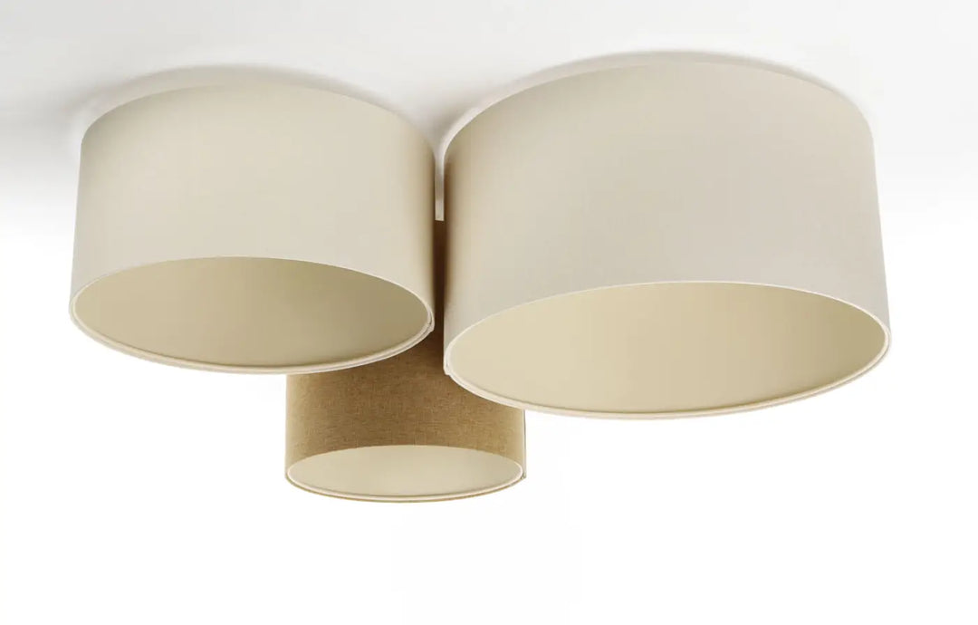 Luminaire plafonnier trio boho elegant crème avec trois abat-jours cylindriques superposés pour un éclairage naturel