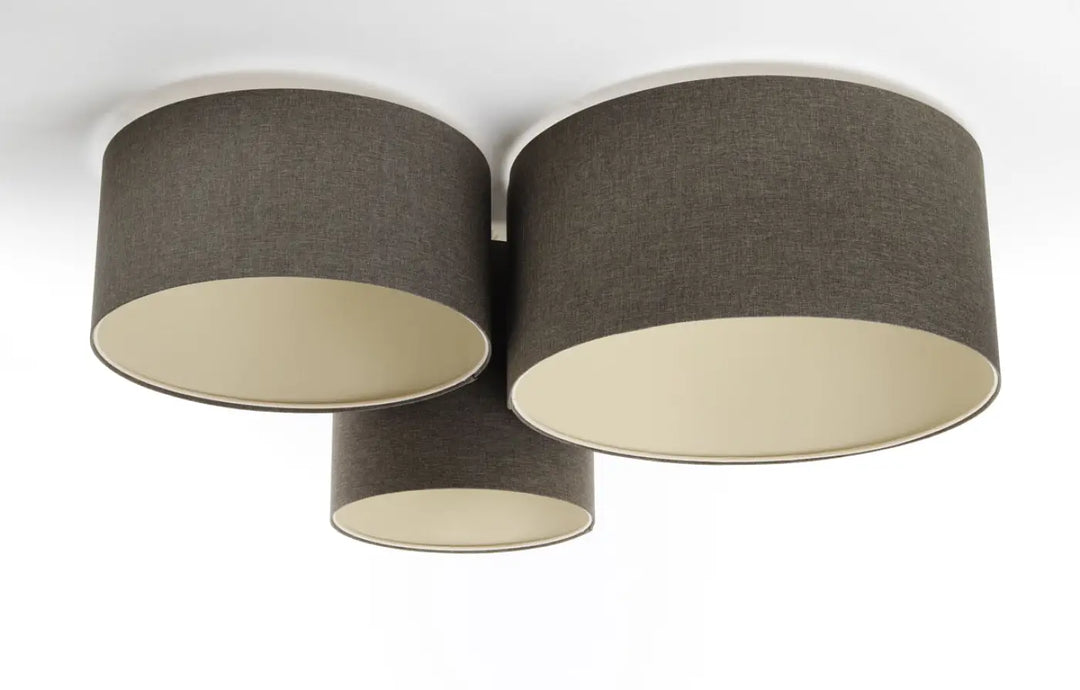 Luminaire plafonnier trio boho elegant avec trois abat-jours cylindriques en tissu gris marron et intérieur écru naturel