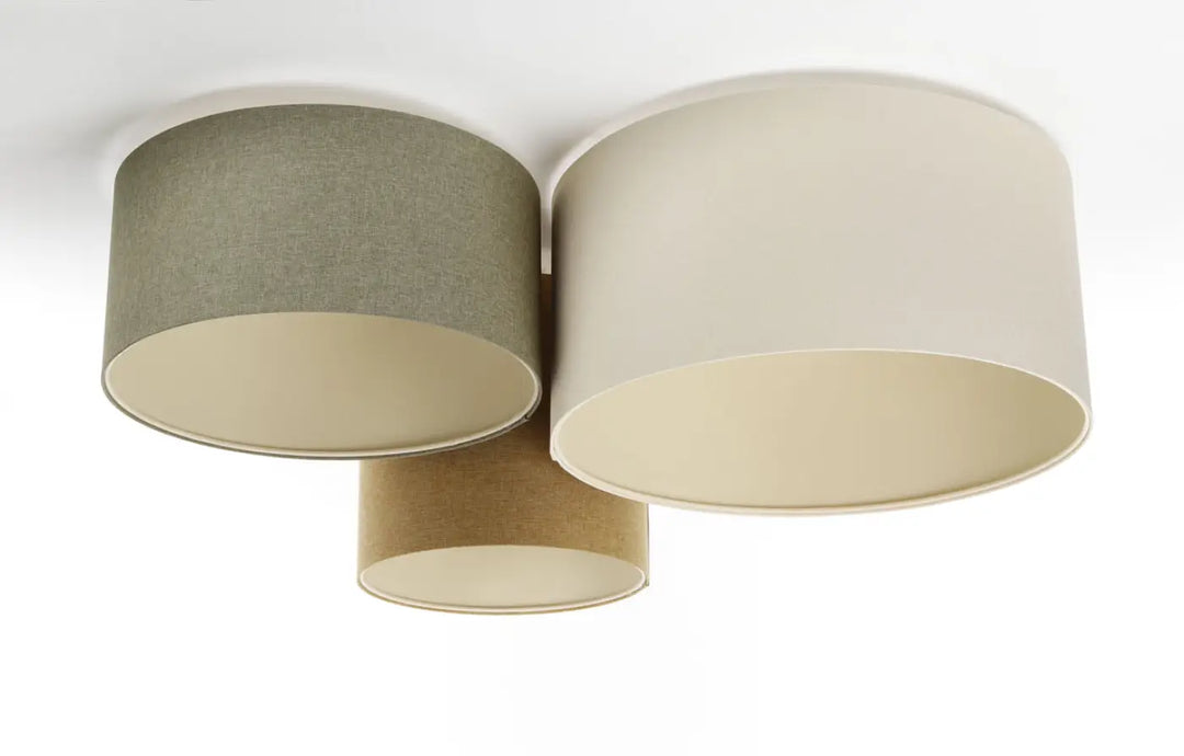 Luminaire plafond avec trois abat-jours cylindriques en tons naturels crème gris vert moutarde pour intérieur moderne