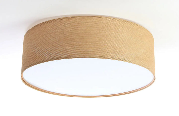 Luminaire plafonnier beige avec tissu caramel texturé et diffuseur intérieur blanc pour un éclairage doux