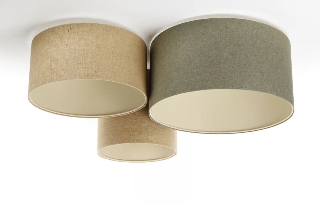 Luminaire plafonnier trio boho elegant avec trois abat-jours cylindriques en tissu beige naturel et vert kaki minimaliste