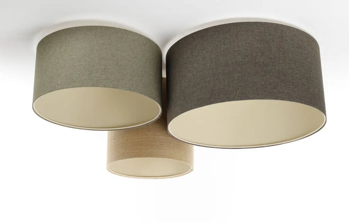 Luminaire plafonnier trio boho elegant avec trois abat-jour cylindriques en tissu texturé naturel tons granit ecru beige