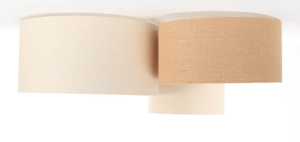 Luminaire plafonnier trio boho avec deux abat-jours cylindriques en tissu crème lisse et toile de jute beige naturel