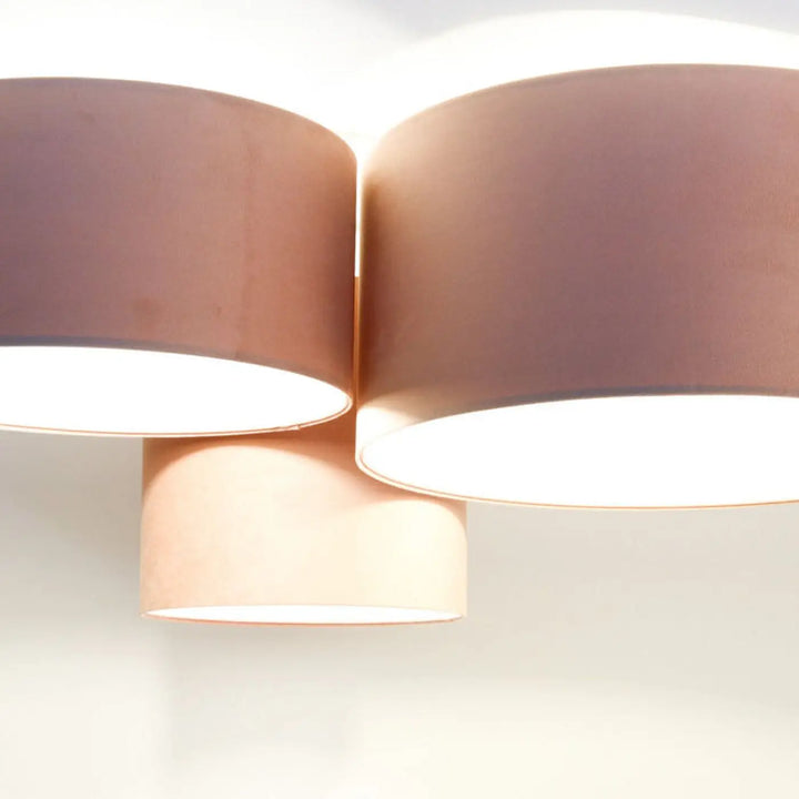 Luminaire plafonnier trio jasmin avec abat-jour cylindrique cuivre et éclairage diffus au design asymétrique