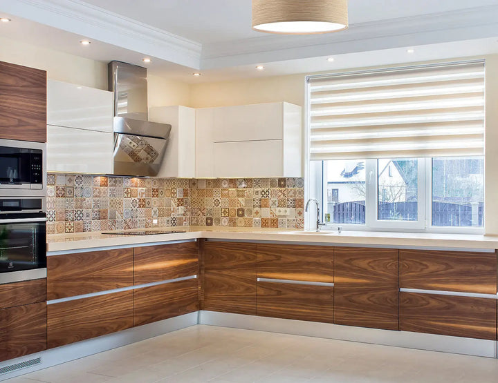 Luminaire plafonnier mesh tissu timber avec charme moderne dans cuisine contemporaine à meubles en bois chaud et carrelage mosaïque