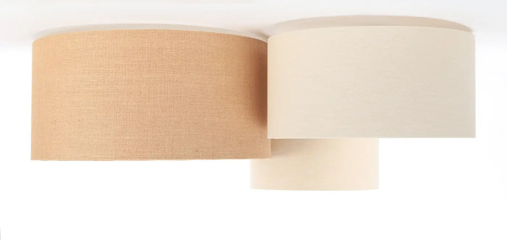 Luminaire plafond trio boho avec trois abat-jour cylindriques en lin naturel crème caramel et écru design géométrique