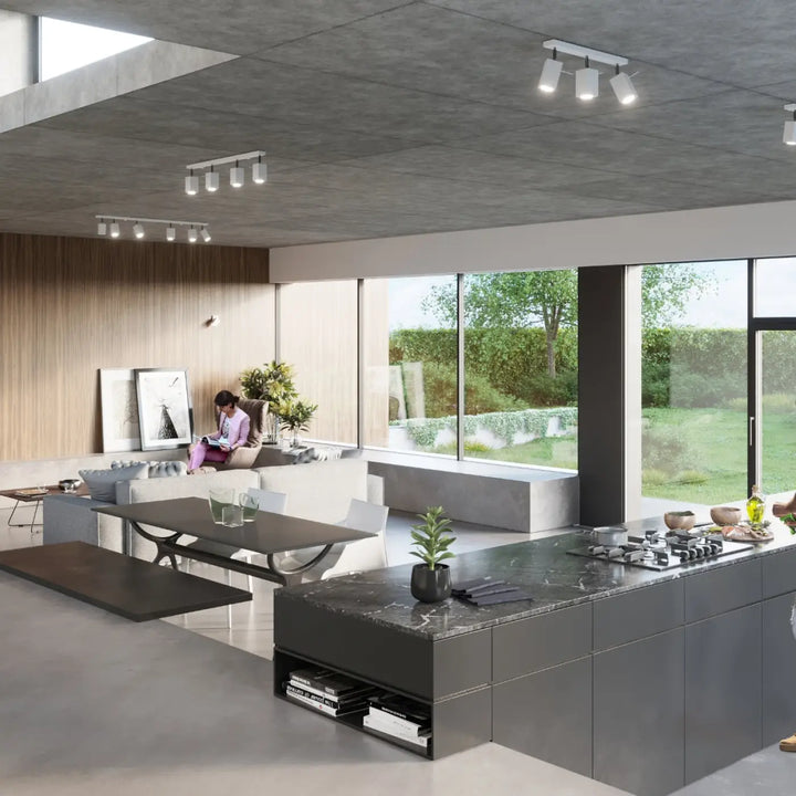 Luminaire plafonnier moderne merida 3 blanc éclairant une cuisine minimaliste avec spots merida pour diriger précisément
