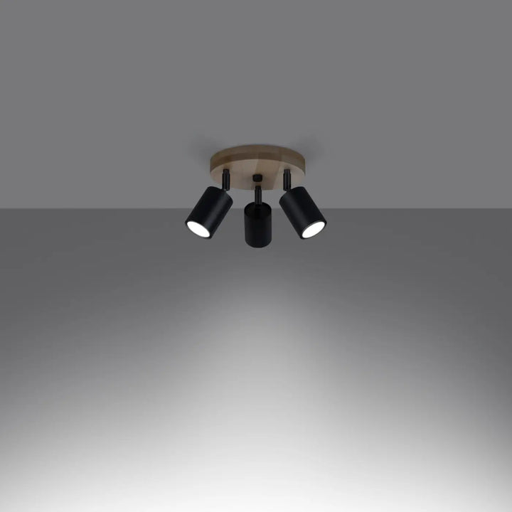 Plafonnier verdo design moderne avec trois spots cylindriques noirs mat montés sur base en bois circulaire