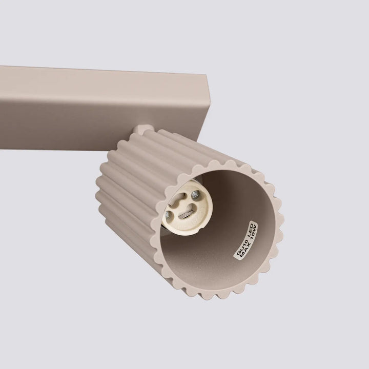 Plafonnier karbon allie beige texturé avec bord festonné et douille e27 intégré design minimaliste