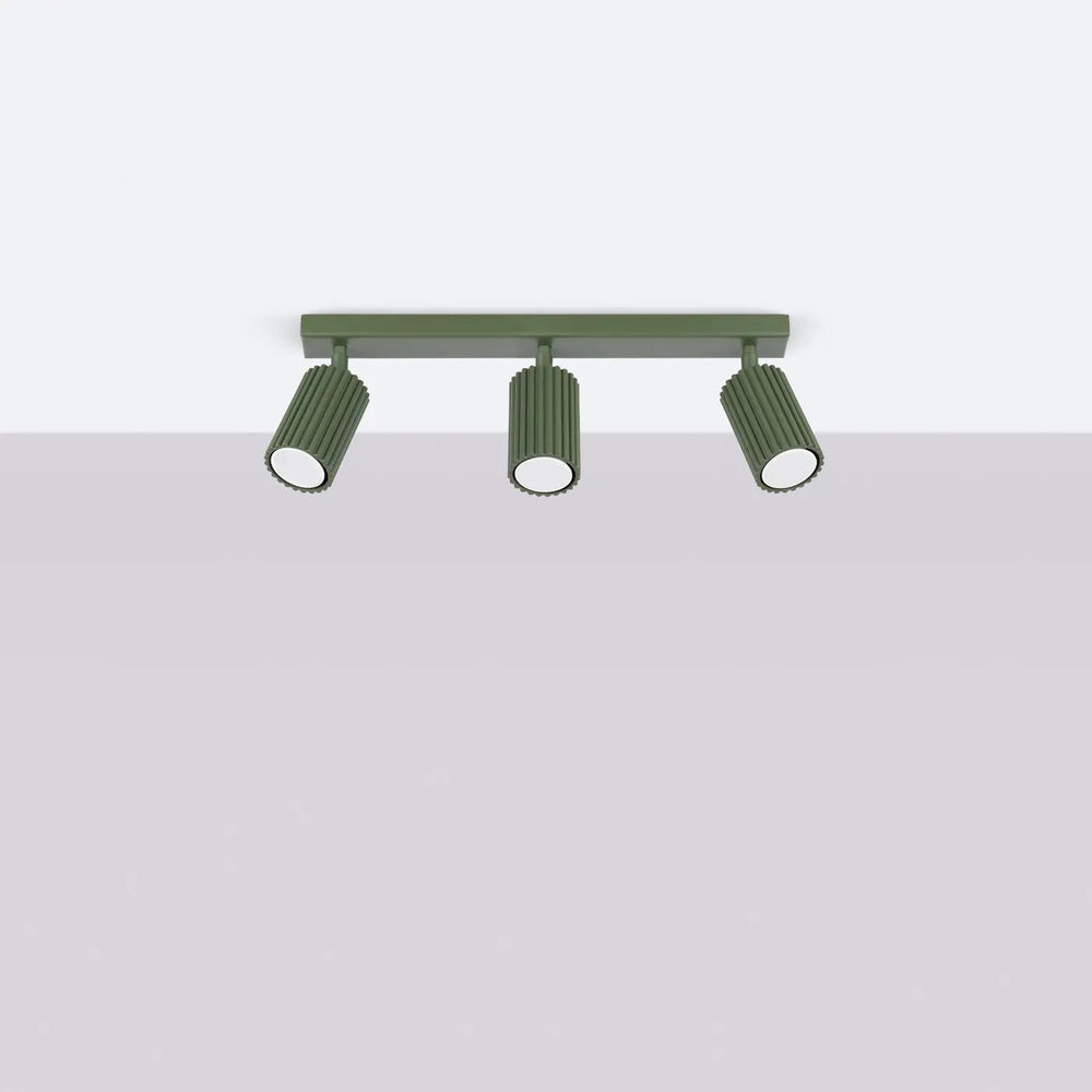 Plafonnier karbon allie vert olive en métal avec trois spotlights cylindriques rainurés et ampoules gu10 interchangeables design minimaliste