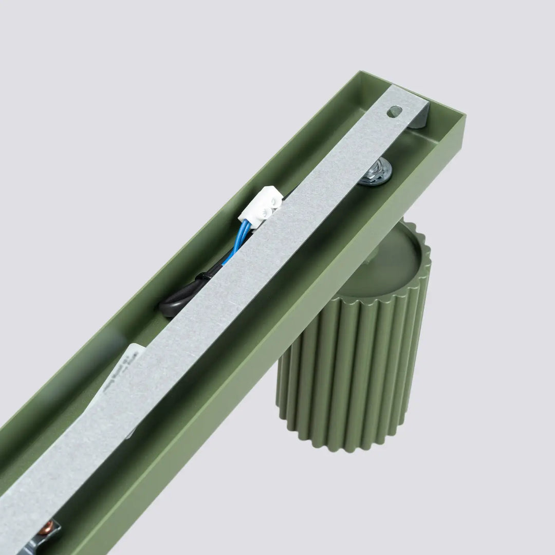 Plafonnier carbone allie vert olive avec base cylindrique nervurée et ampoules gu10 interchangeables design minimaliste