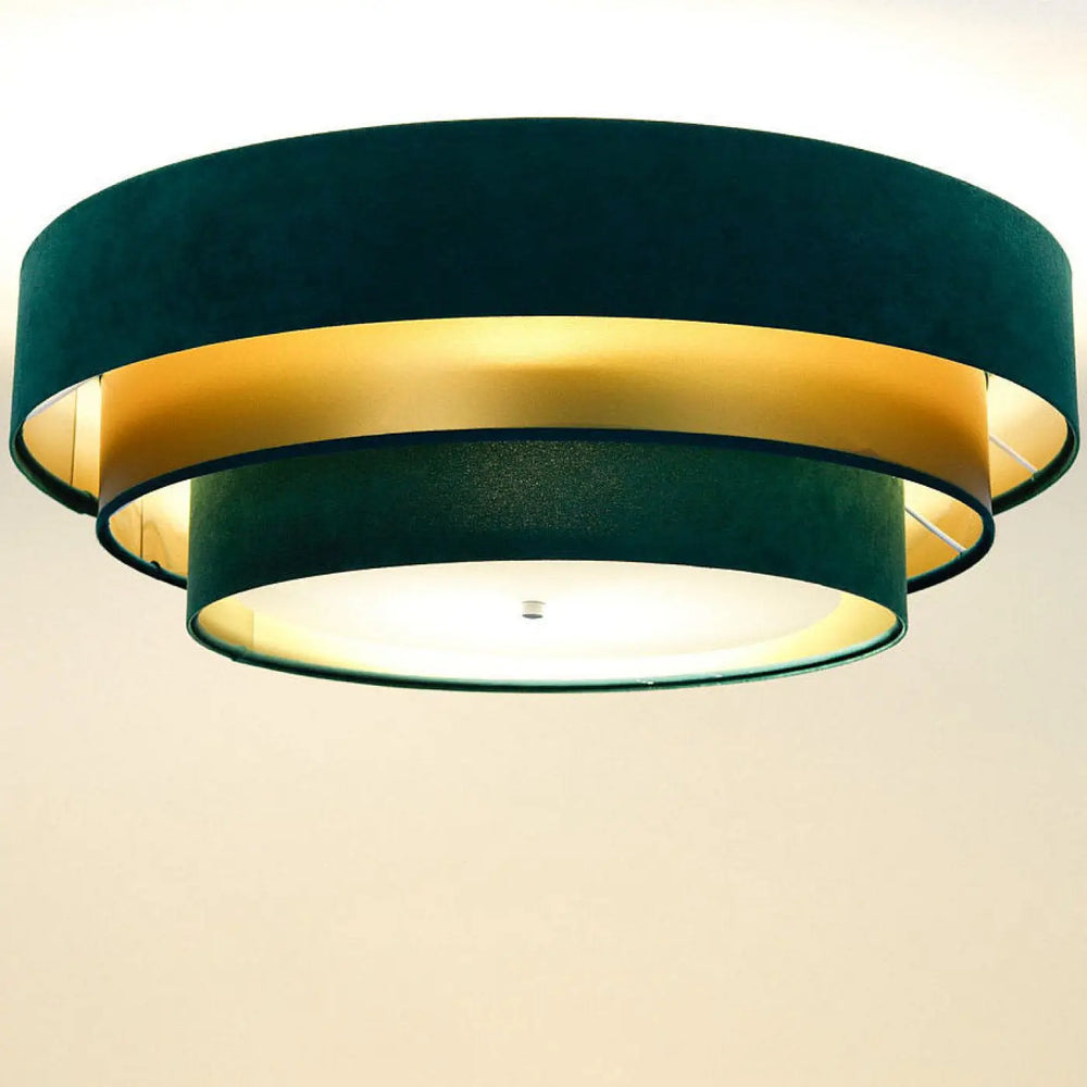 Luminaire plafonnier vert avec deux anneaux concentriques en velours vert profond et bordure métallique dorée moderne