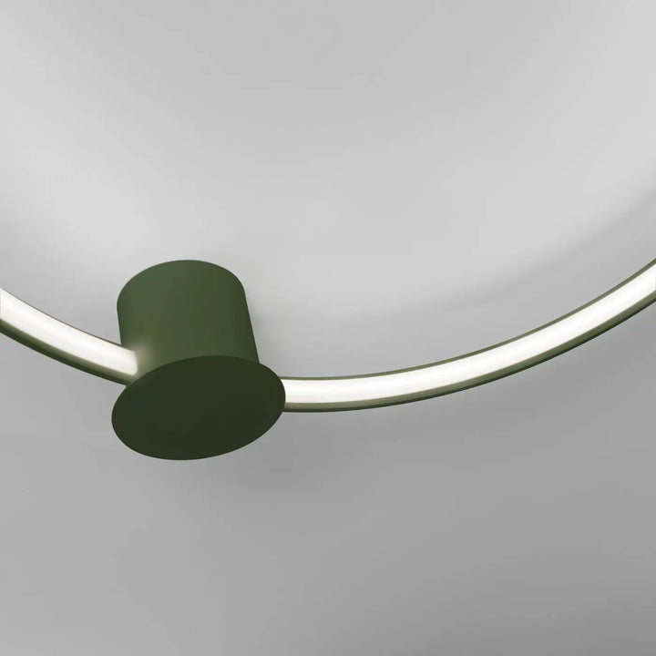 Luminaire plafonnier collection rio design moderne en vert olive avec fixation cylindrique sur barre métallique courbée