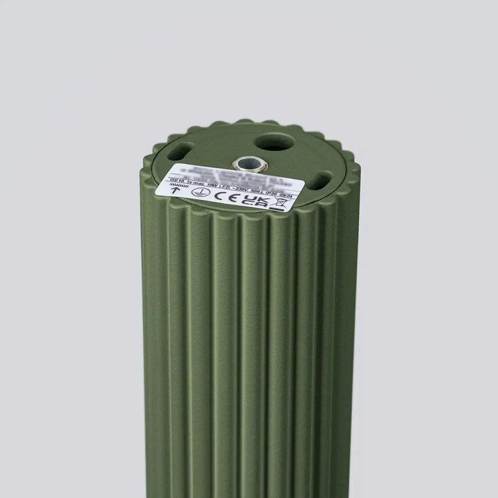 Plafonnier karbon allie vert olive avec radiateur cylindrique nervuré design minimaliste et ampoules gu10 interchangeables