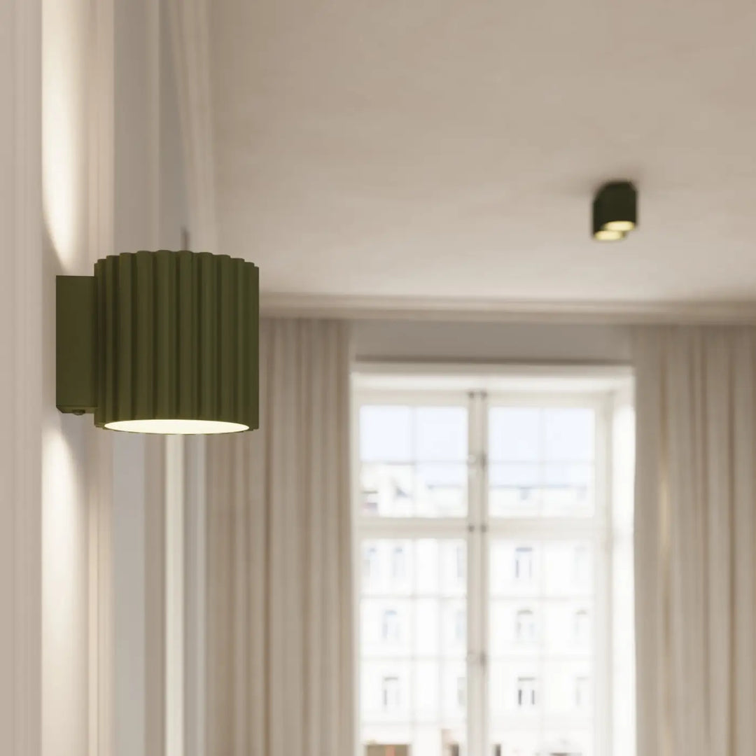 Luminaire plafonnier aura 1 vert olive en forme unique inspirée avec design moderne et surface nervurée en olive vert