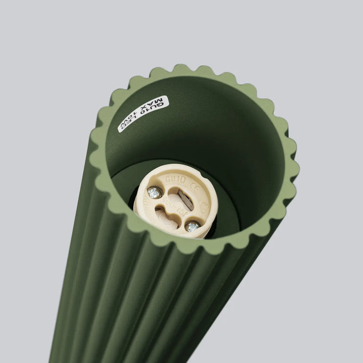 Luminaire plafonnier karbon 20 vert olive avec abat-jour cannelé et douille e27 beige pour design minimaliste