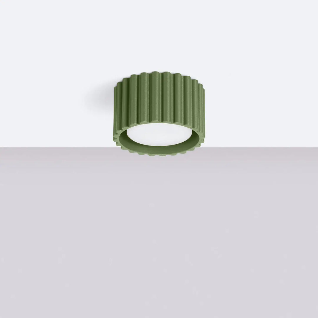 Luminaire plafonnier aura 1 vert olive avec forme unique inspirée et diffuseur en verre dépoli circulaire