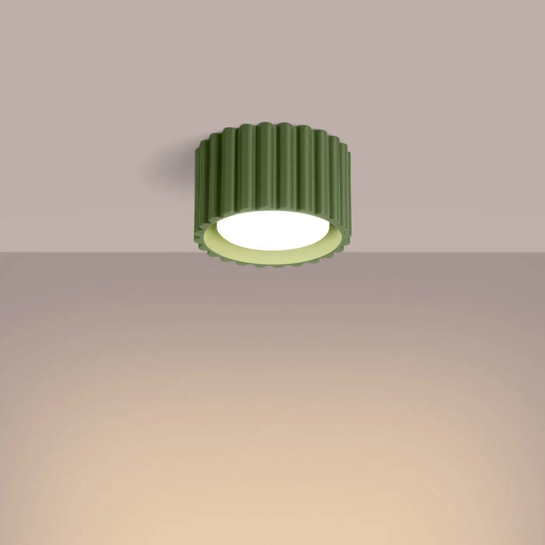 Luminaire plafonnier aura 1 vert olive avec forme unique inspirée, extérieur cannelé et intérieur lumineux blanc doux