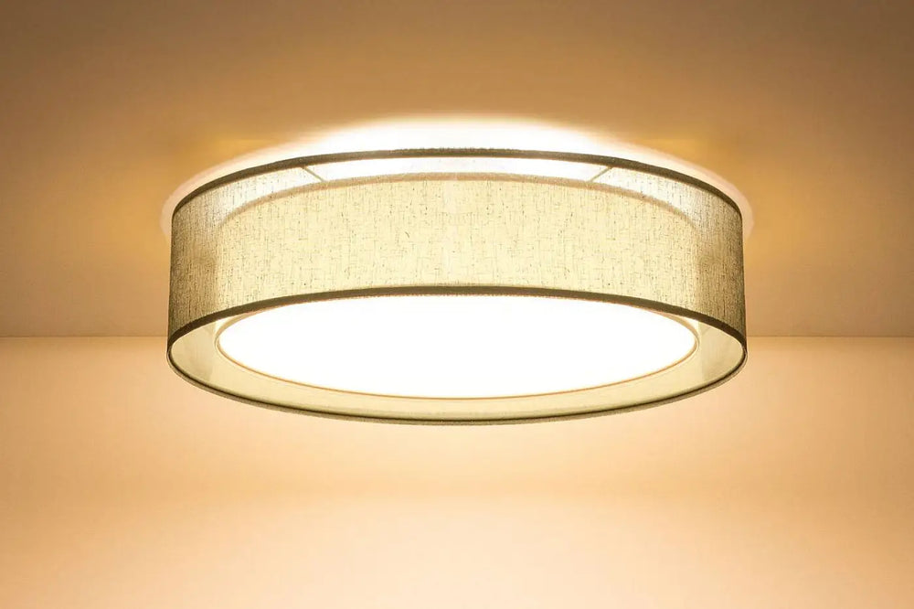 Luminaire plafonnier puro vert olive avec abat-jour en tissu beige et bord métallique émettant une lumière blanche chaude