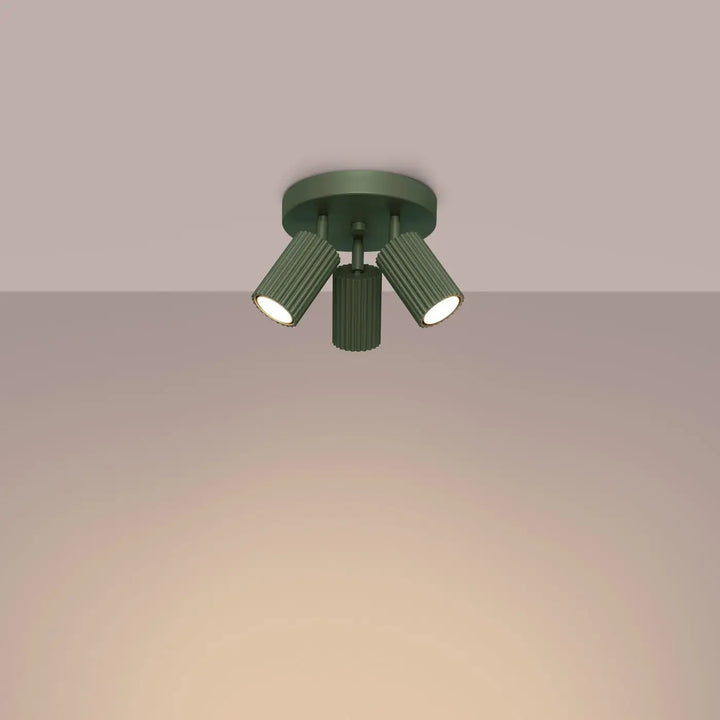 Plafonnier karbon allie vert olive avec trois têtes cylindriques réglables et ampoules gu10 interchangeables design minimaliste