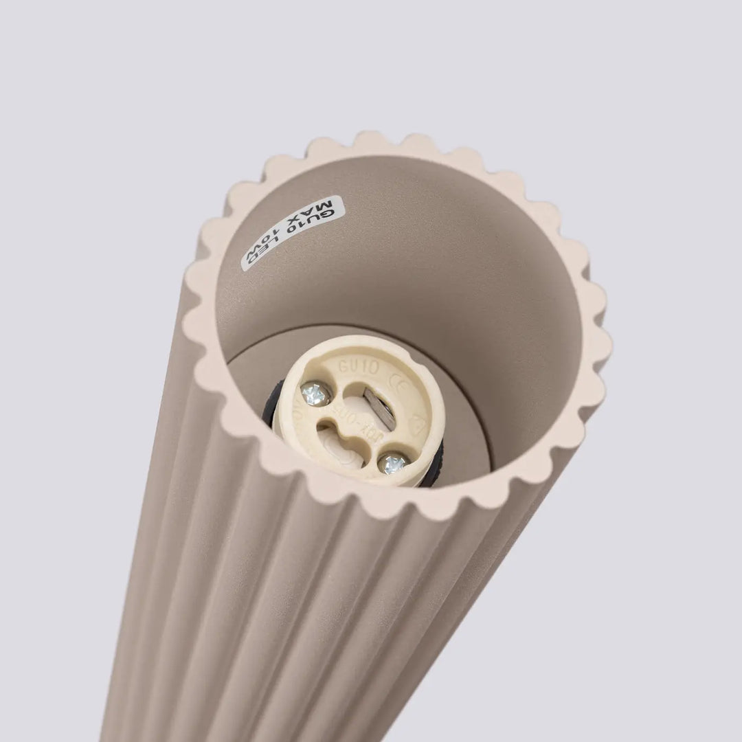 Luminaire plafonnier karbon 30 taupe avec abat-jour beige côtelé à bord festonné et douille crème design minimaliste