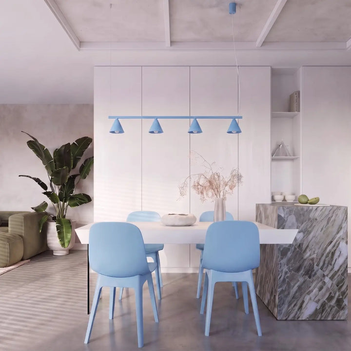 Lustre bleu clair au-dessus d'une table à manger