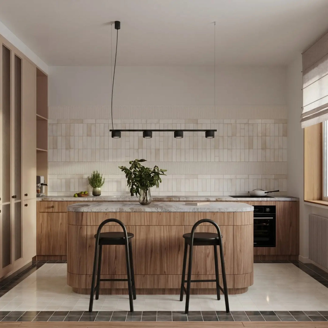 Lustre noir au-dessus d'un îlot de cuisine