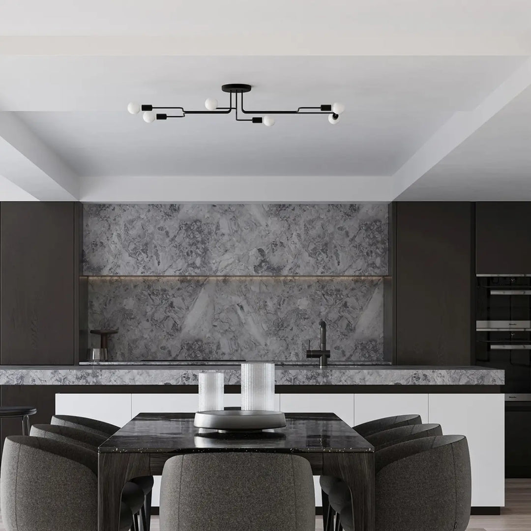 Lustre noir dans un intérieur contemporain