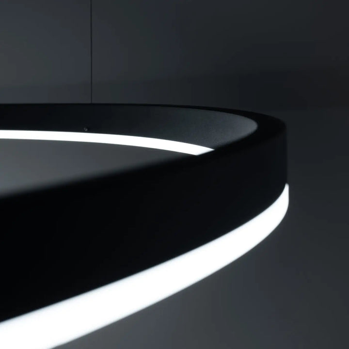 Lustre ODA noir allumée, vue rapprochée