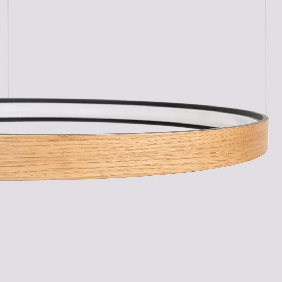 Lustre RIO EIK bois naturel allumée, vue rapprochée