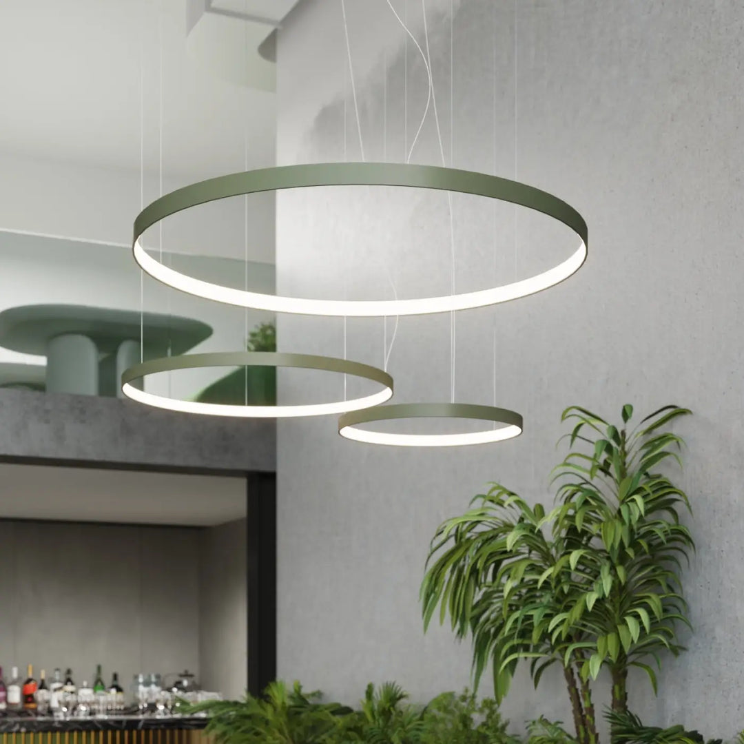 Lustre anneau RIO beige au-dessus d'une table