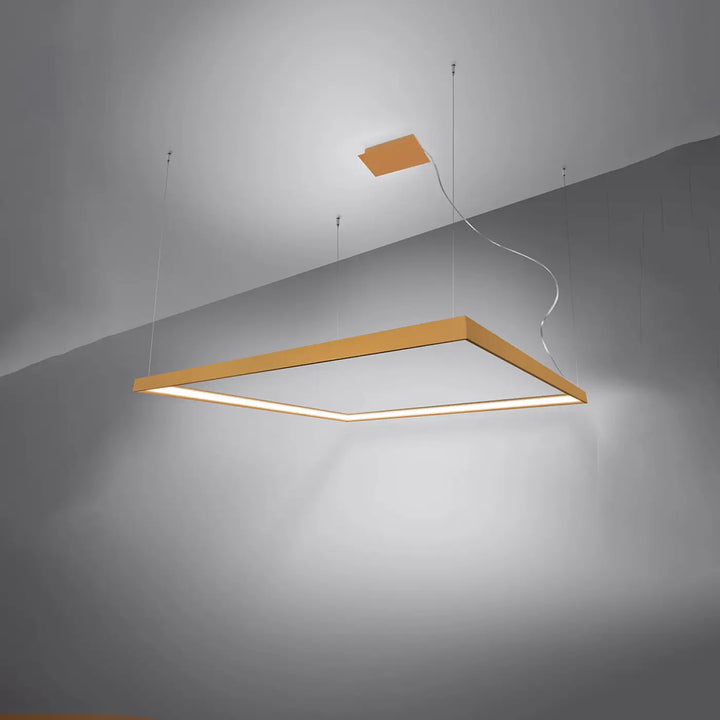 Lustre carré NELYA doré allumée, vue en perspective