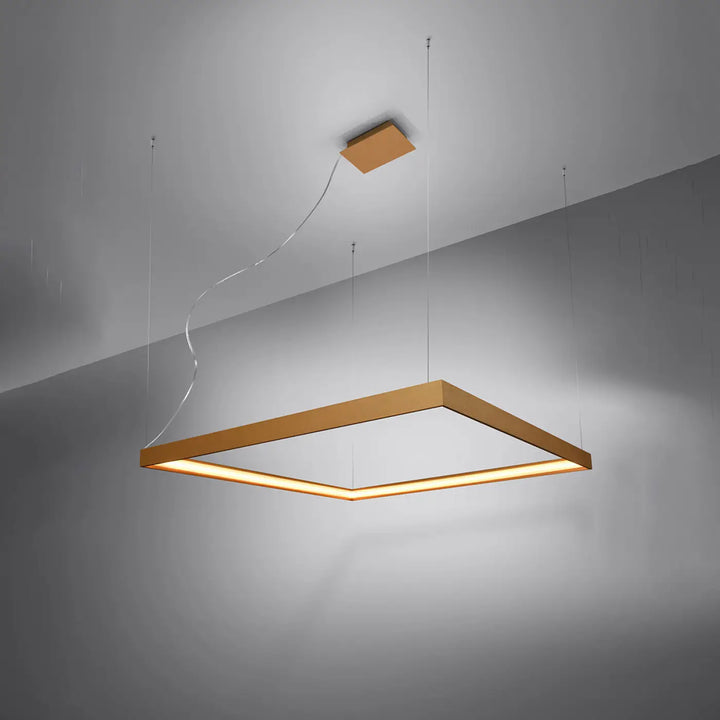 Lustre carré NELYA doré allumée, vue en perspective